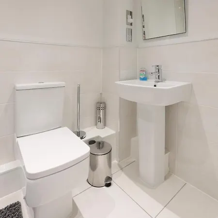 Southbank Leeds Apartment. New! With Free Parking
