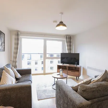 Southbank Leeds Apartment. New! With Free Parking *
